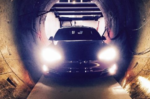 Электромобиль Tesla Model S — первый автомобиль, который побывал в подземной транспортной магистрали будущего