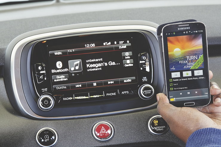 Fiat отказался от кнопок. Радио с сенсорным экраном диагональю 5 дюймов и 6 динамиками. С помощью Bluetooth вы можете передавать аудио-поток с внешнего носителя, плюс вход AUX и USB.