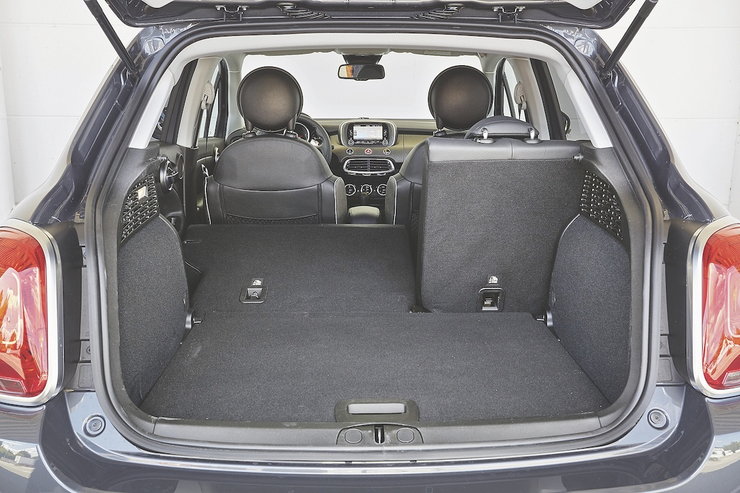 Багажник Fiat 500X имеет объем 350 л, а при складывании спинок заднего сиденья его объем увеличивается до 1000 л. Грузоподъемность Fiat является крупнейшей в сочетании и составляет 535 кг.