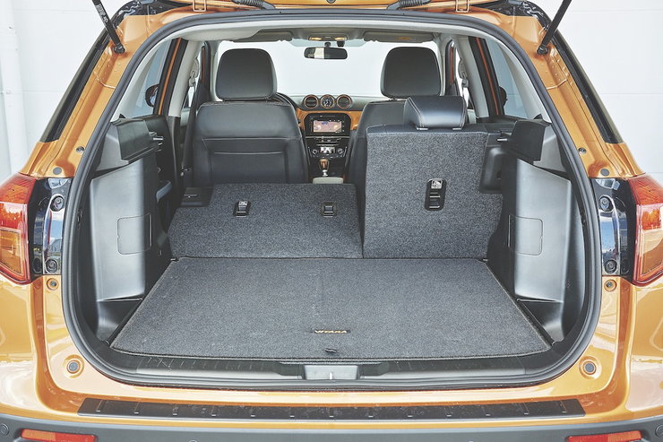 Благодаря ширине кузова Vitara имеет больший багажник, чем у конкурентов. Объем от 375 до 1120 литров. Грузоподъемность Vitary составляет 518 кг.