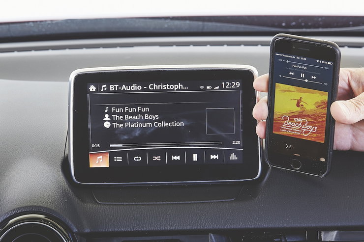 Mazda имеет постоянное цифровое радио (6 динамиков), кроме того, Bluetooth и доступ к приложениям Twitter и Facebook с функцией чтения. Благодаря приложениям можно принимать интернет-радио. Навигация стоит 2775 евро. Ввести цели можно с помощью контактов со смартфона. Экран имеет диагональ 7 дюймов