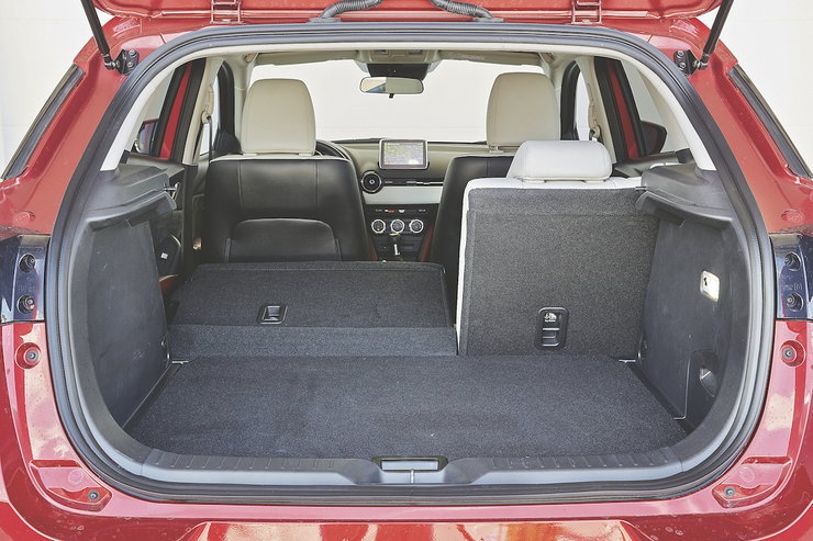Багажник самый короткий в сравнении, но при сложенных задних сиденьях имеет самую большую емкость 1280 л. Грузоподъемность 461 кг.