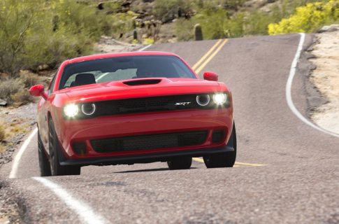 Маслкары Dodge Challenger Hellcat и четырехдверный Dodge Charger 2017 года имеют неисправности, которые подвергают опасности водителя и пассажиров