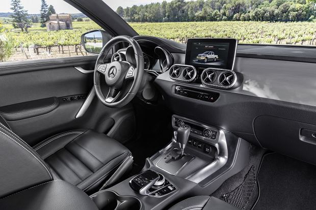 Интерьер салона Mercedes-Benz X-Class (2018)