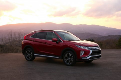 Новому кроссоверу Mitsubishi Eclipse Cross солнечное затмение помогает в продажах