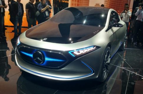 Один из самых ожидаемых, концепт-кар Mercedes EQA compact EV, представлен во Франкфурте 2017 (фото с подиума)