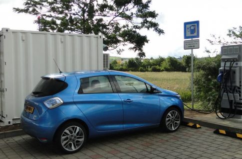 Renault помогает установить уникальные станции быстрой зарядки в Бельгии и Германии