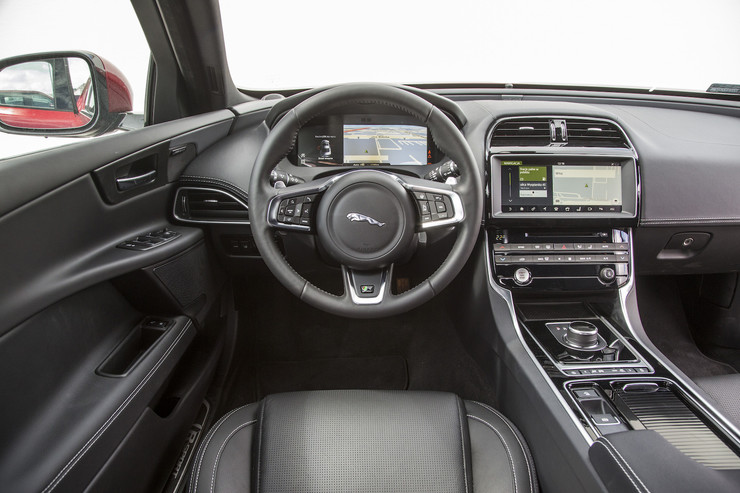 Панель приборов ➤ Jaguar XE 25d AWD R-Sport 2017 ➤ Салон