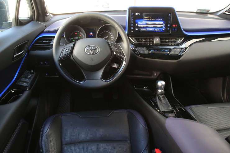 Toyota C-HR Hybrid тест-драйв