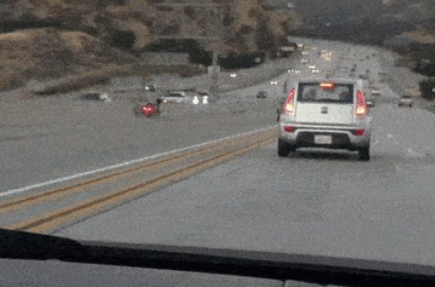 Видео ужастной аварии на дороге в Калифорнии с участием мотоцикла и автомобилей