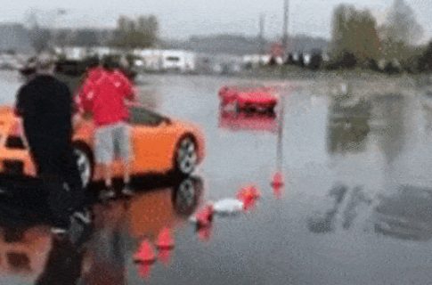 Водитель Ferrari разбил Lamborghini на ровном месте