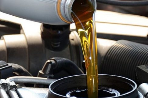 Замена масла в двигателе: когда, через сколько и какое масло заливать?