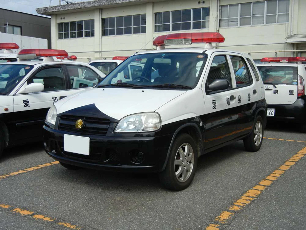 На каких автомобилях гоняет полиция Японии 6